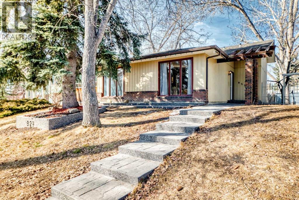 House for Sale in 927 Midridge Drive SE|Calgary, Alberta T2X1H5 2