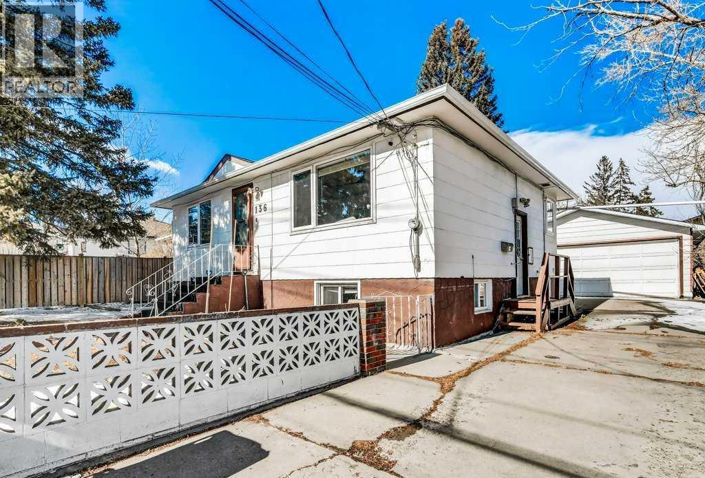 House for Sale in 136 32 Avenue NE|Calgary, Alberta T2E2G5 2