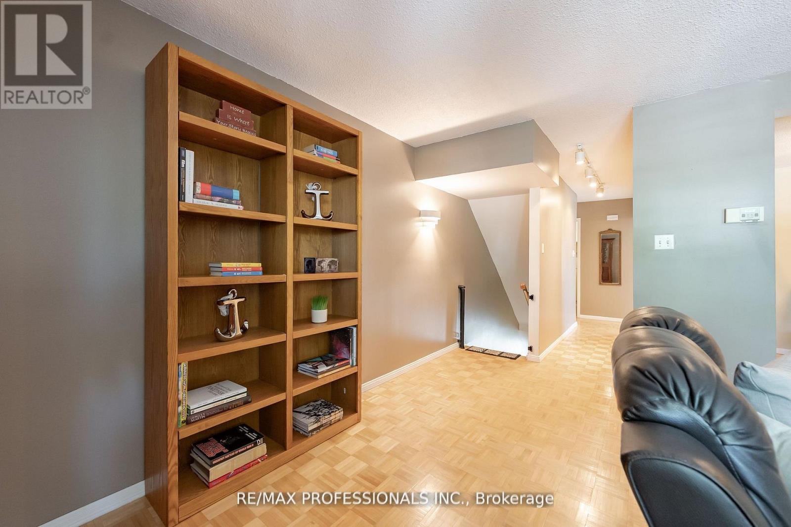 Row / Townhouse for Sale in 65 - 405 HYACINTHE BOULEVARD|Mississauga (Mississauga Valleys), Ontario L5A3N1 4