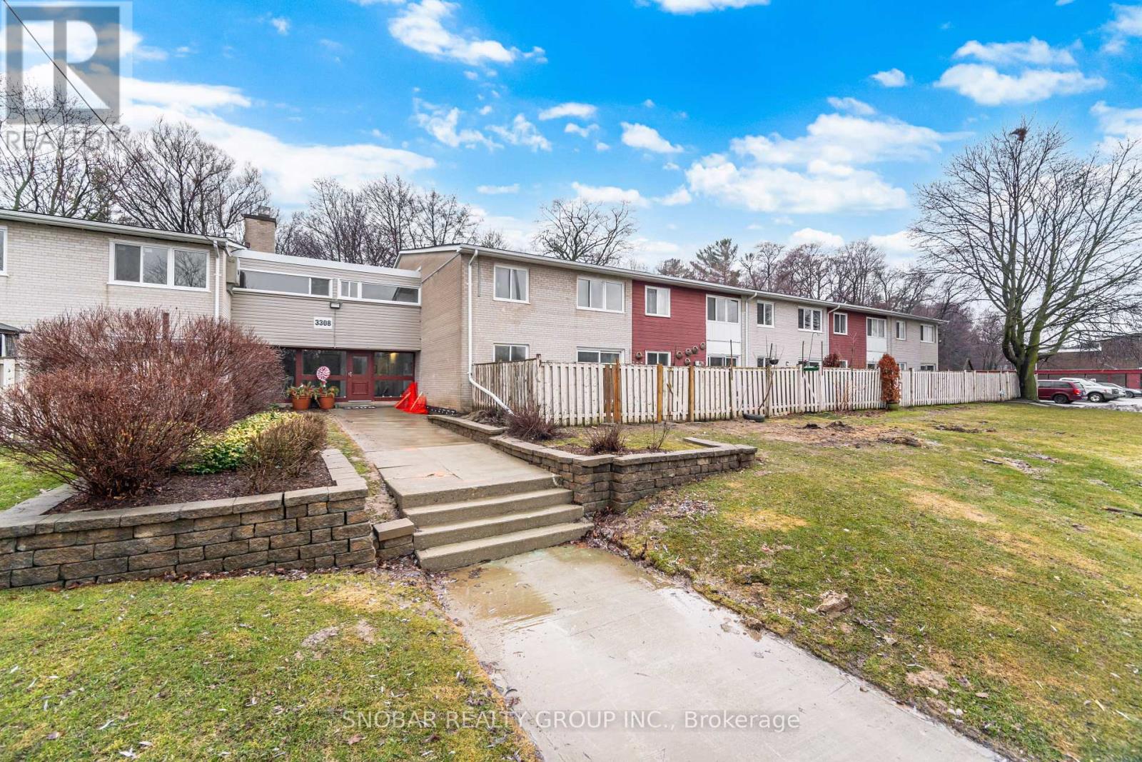 Row / Townhouse for Sale in 11 - 3308 THE CREDIT WOODLANDS|Mississauga (Erindale), Ontario L5C2J8