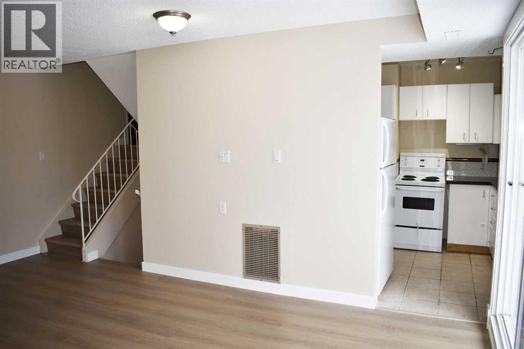 Row / Townhouse for Sale in 4, 4740 Dalton Drive NW|Calgary, Alberta T3A2H4 5