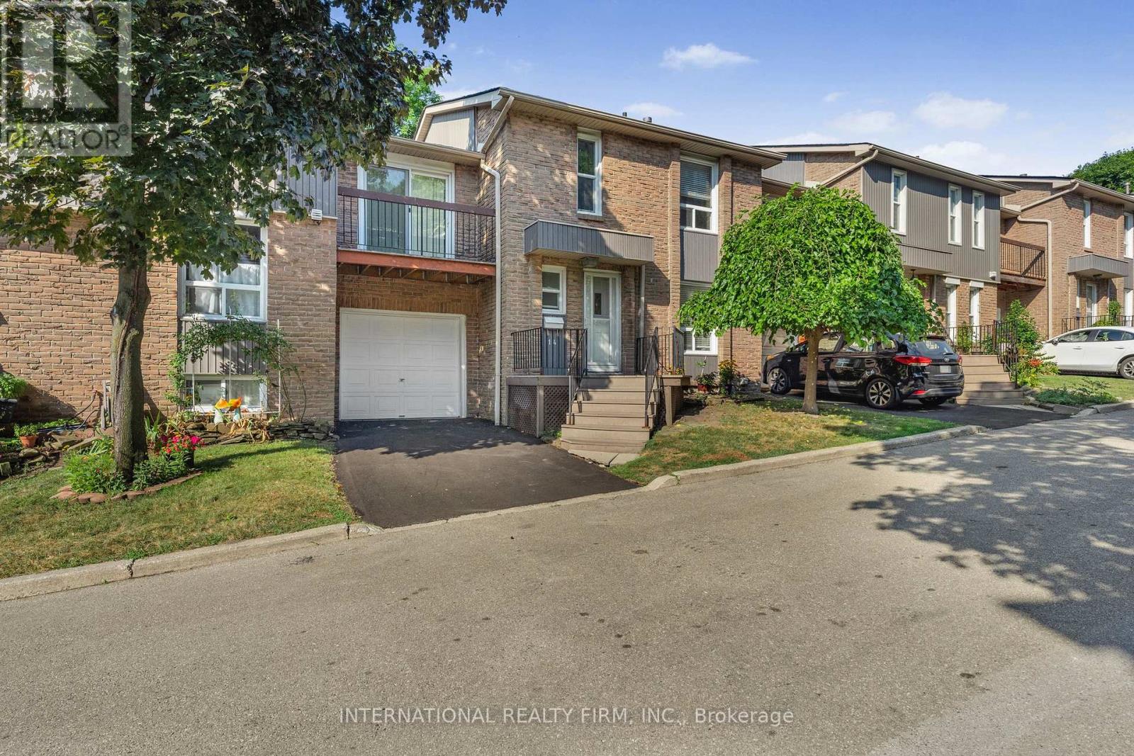 Row / Townhouse for Sale in 14 - 900 DUNDAS STREET W|Mississauga (Erindale), Ontario L5C3B3 2