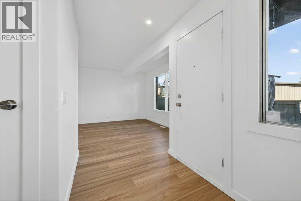 Row / Townhouse for Sale in 17, 1055 72 Avenue NW|Calgary, Alberta T2K5S4 4