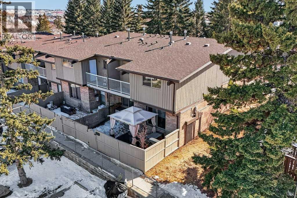 Row / Townhouse for Sale in 17, 1055 72 Avenue NW|Calgary, Alberta T2K5S4