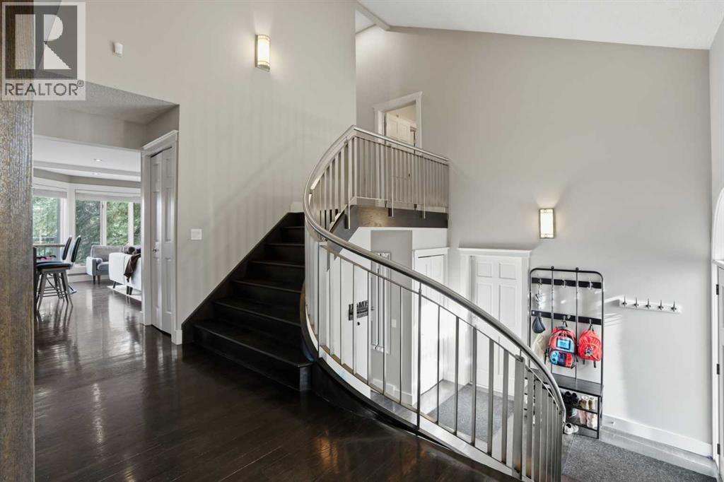 House for Sale in 311 Coach Light Bay SW|Calgary, Alberta T3H1X3 5