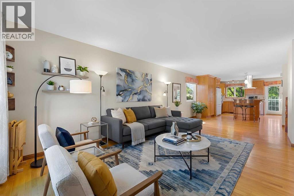 House for Sale in 7 Bernard Court NW|Calgary, Alberta T3K2B3 4