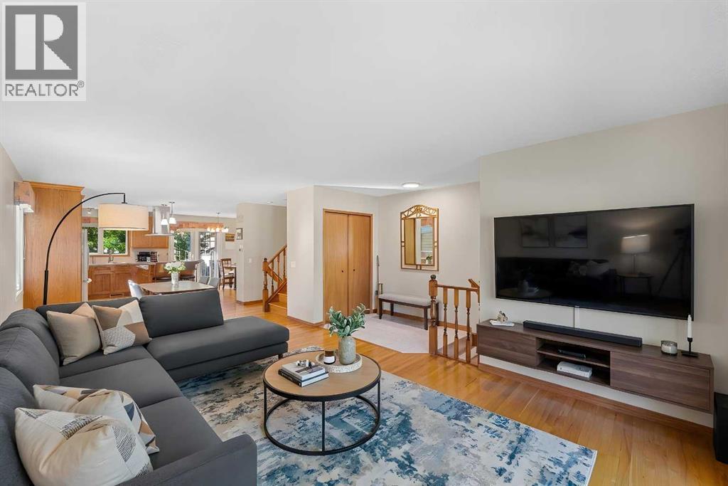 House for Sale in 7 Bernard Court NW|Calgary, Alberta T3K2B3 5