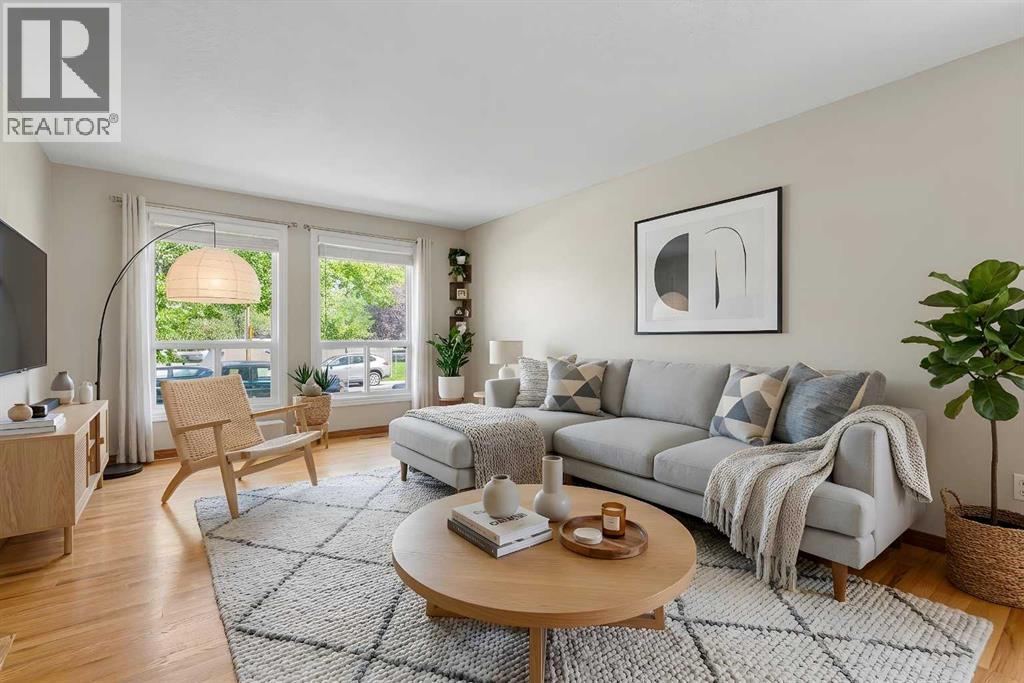 House for Sale in 7 Bernard Court NW|Calgary, Alberta T3K2B3 3