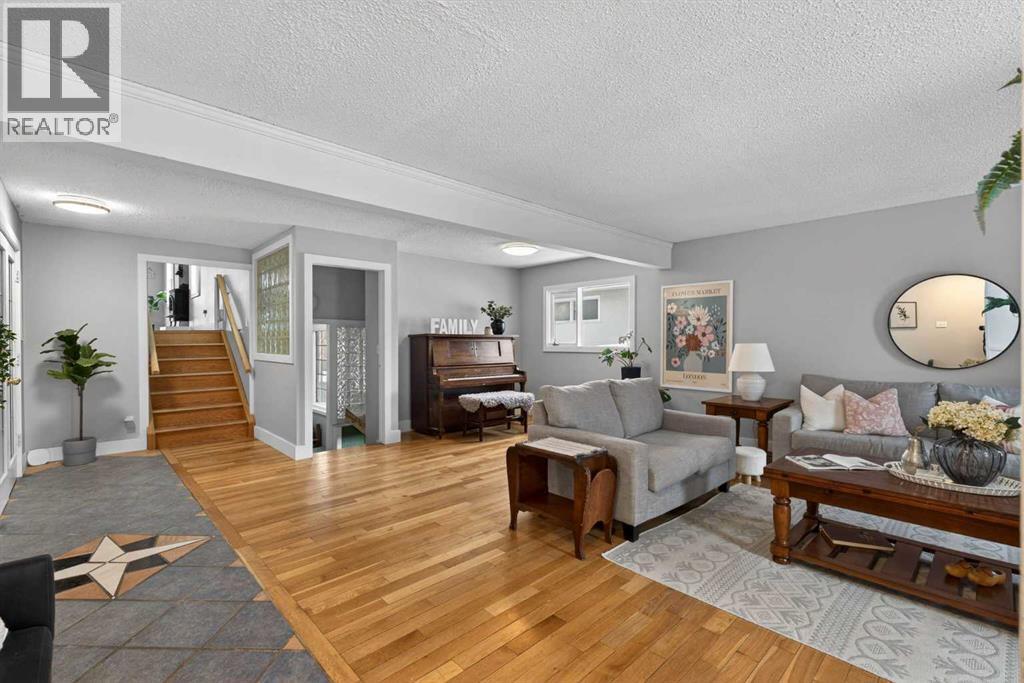 House for Sale in 64 Foxwell Road SE|Calgary, Alberta T2H1A3 4