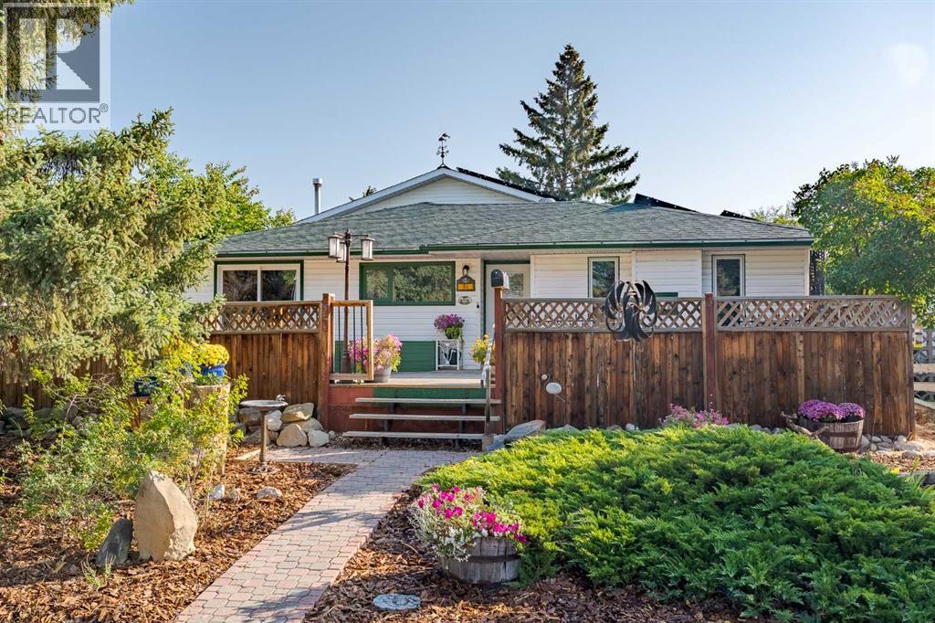 House for Sale in 64 Foxwell Road SE|Calgary, Alberta T2H1A3 2