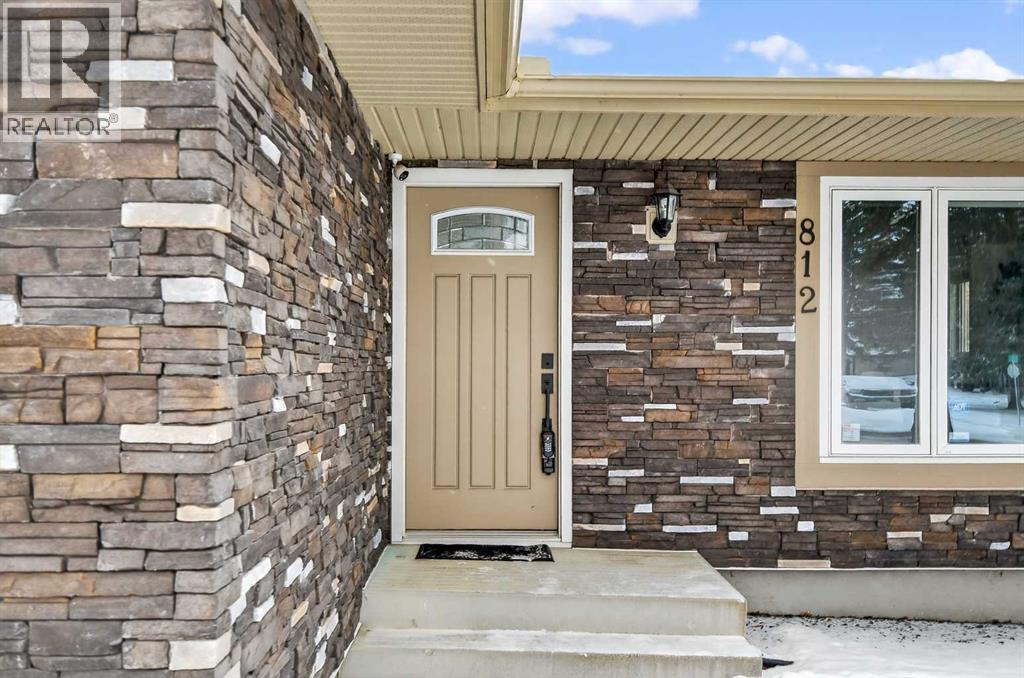 House for Sale in 812 Acadia Drive SE|Calgary, Alberta T2J0C5 2