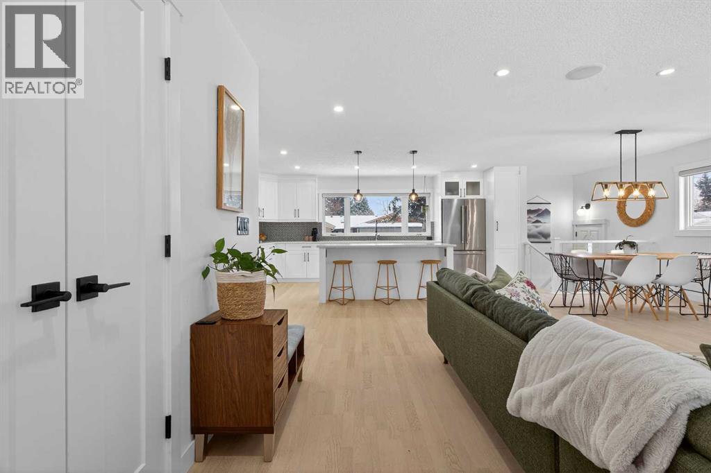 House for Sale in 812 Acadia Drive SE|Calgary, Alberta T2J0C5 3