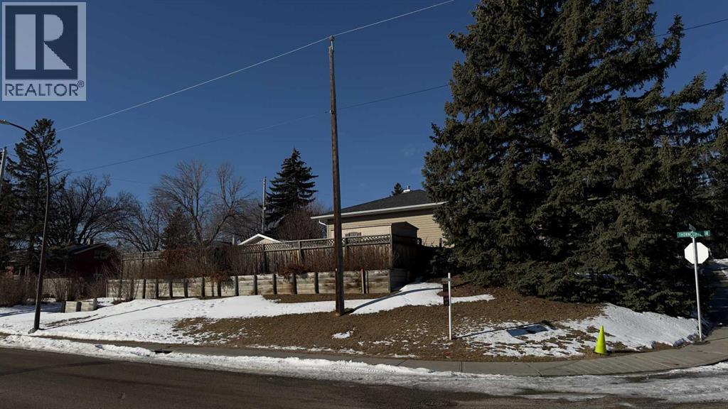 House for Sale in 1 Thorncliffe Crescent NW|Calgary, Alberta T2K3A9 4