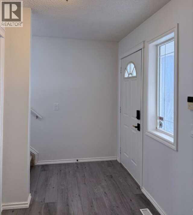 House for Sale in 42 Somerside Place SW|Calgary, Alberta T2Y3V3 2