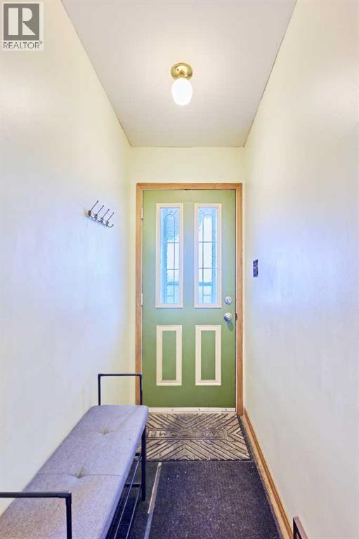 House for Sale in 28 CORNELL Place NW|Calgary, Alberta T2K1J4 4