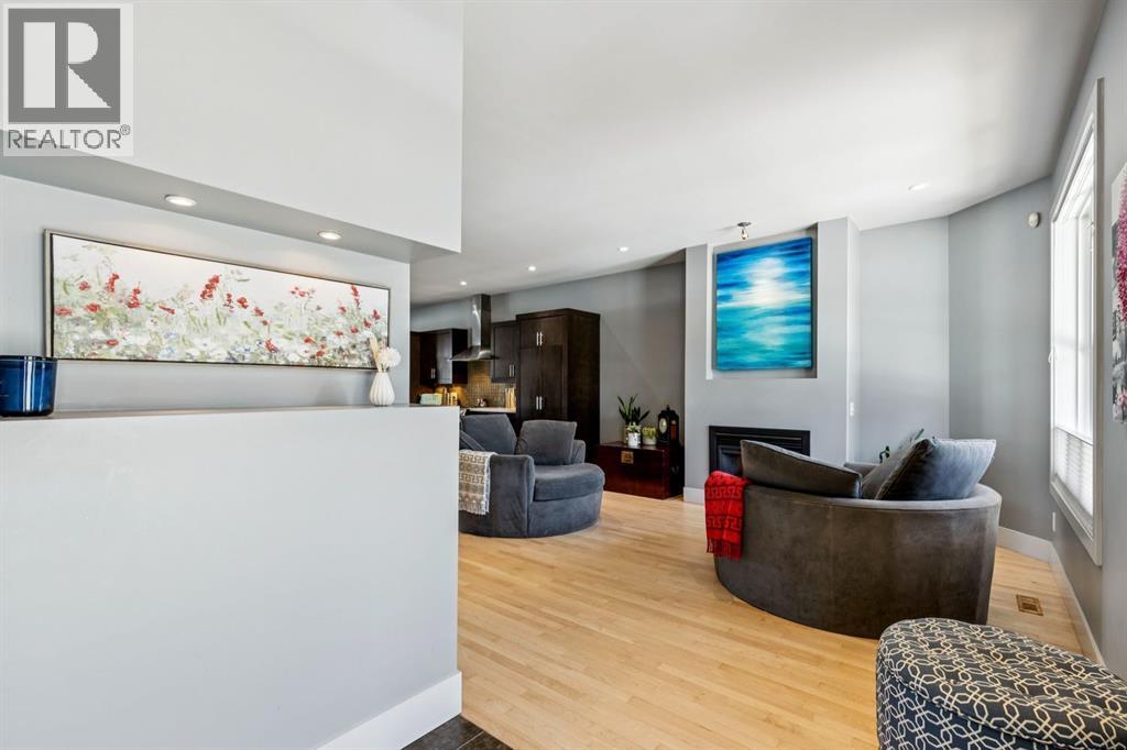 Duplex for Sale in 3043 28 Street SW|Calgary, Alberta T3E2J4 3