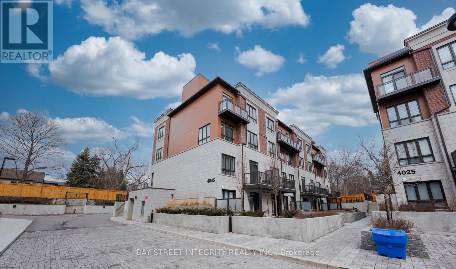 Row / Townhouse for Sale in 7 - 4045 HICKORY DRIVE|Mississauga (Rathwood), Ontario L4W0G6