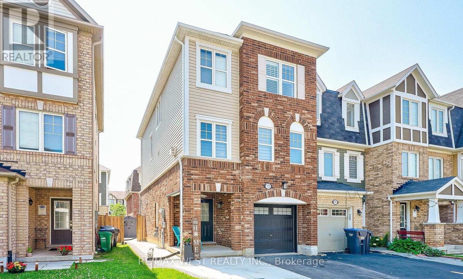 Row / Townhouse for Sale in 13 MIDHOPE WAY|Brampton (Fletcher's West), Ontario L6Y4Y8 2