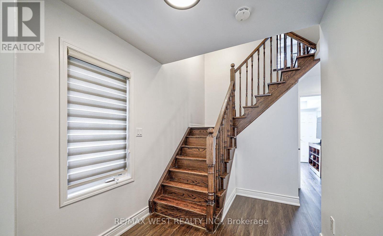 Row / Townhouse for Sale in 13 MIDHOPE WAY|Brampton (Fletcher's West), Ontario L6Y4Y8 5