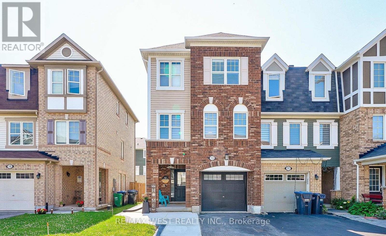 Row / Townhouse for Sale in 13 MIDHOPE WAY|Brampton (Fletcher's West), Ontario L6Y4Y8