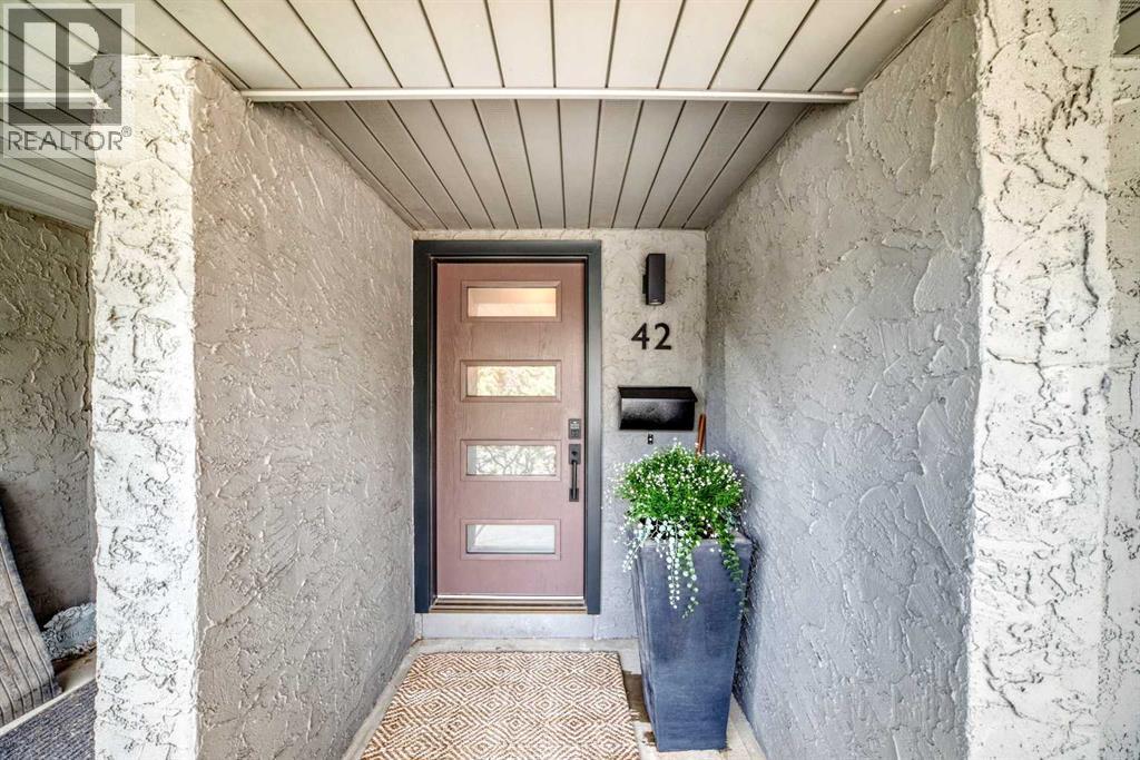 Row / Townhouse for Sale in 42 Point Drive NW|Calgary, Alberta T3B5B3 2