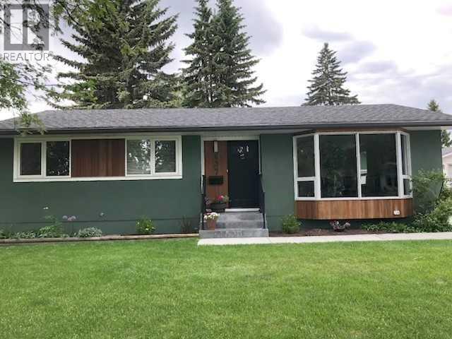 House for Sale in 6427 Lombardy Crescent SW|Calgary, Alberta T3E5R4