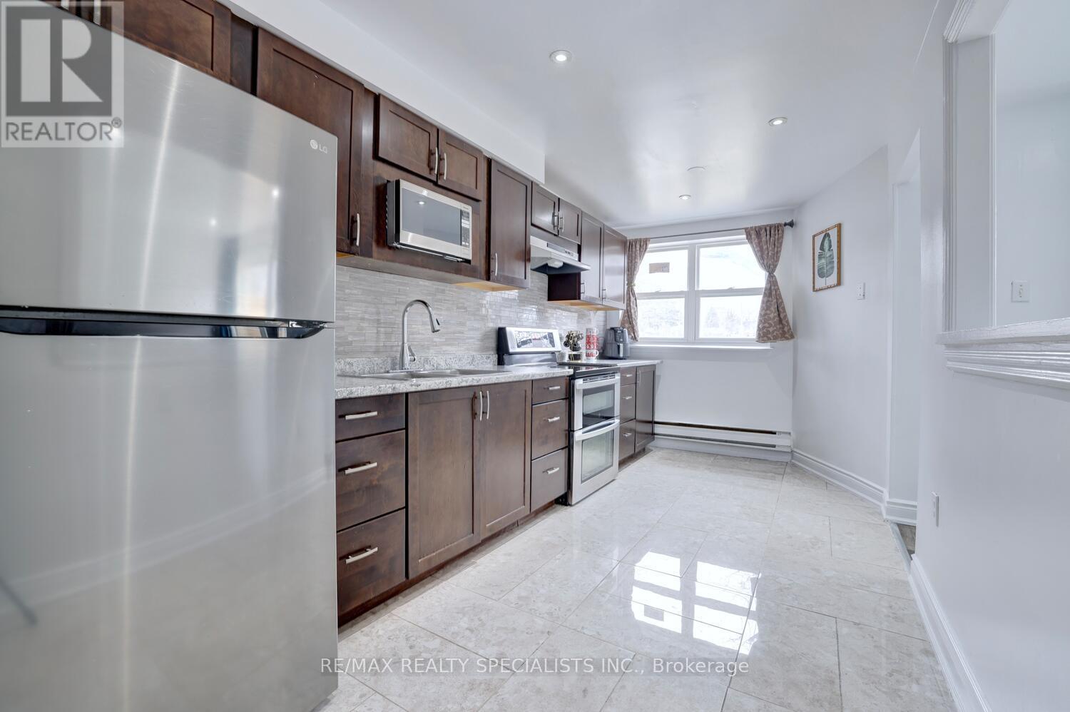 Row / Townhouse for Sale in 141 - 3040 CONSTITUTION BOULEVARD|Mississauga (Applewood), Ontario L4Y3X7 5