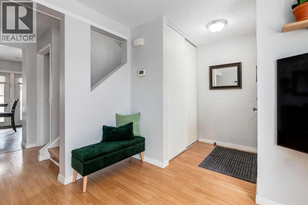 House for Sale in 955 Erin Woods Drive SE|Calgary, Alberta T2B2W4 2