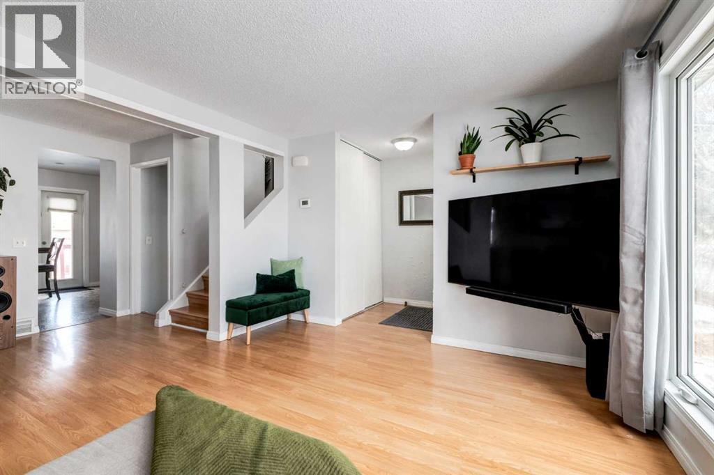 House for Sale in 955 Erin Woods Drive SE|Calgary, Alberta T2B2W4 3