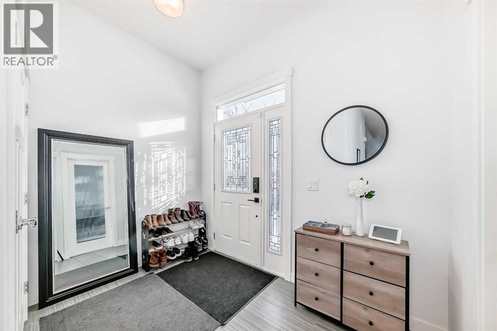 Duplex for Sale in 2807 25 Street SW|Calgary, Alberta T3E1Y1 2