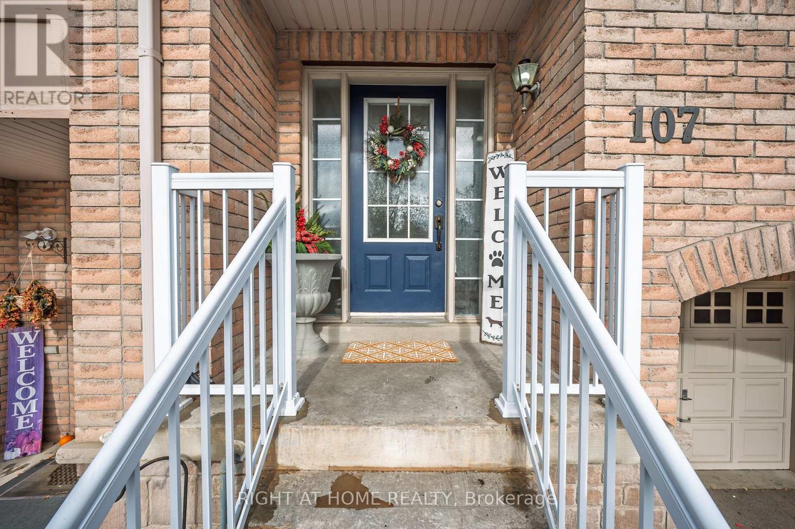 Row / Townhouse for Sale in 107 BERNARD AVENUE|Brampton (Fletcher's Creek South), Ontario L6Y5S9 2