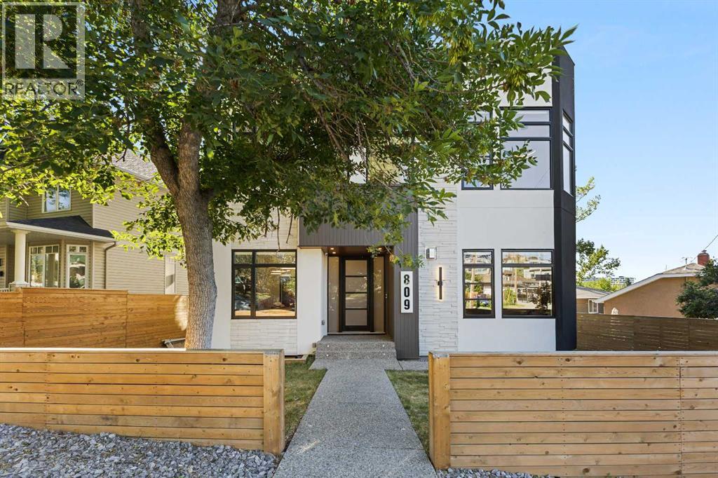 House for Sale in 809 Drury Avenue NE|Calgary, Alberta T2E0M3