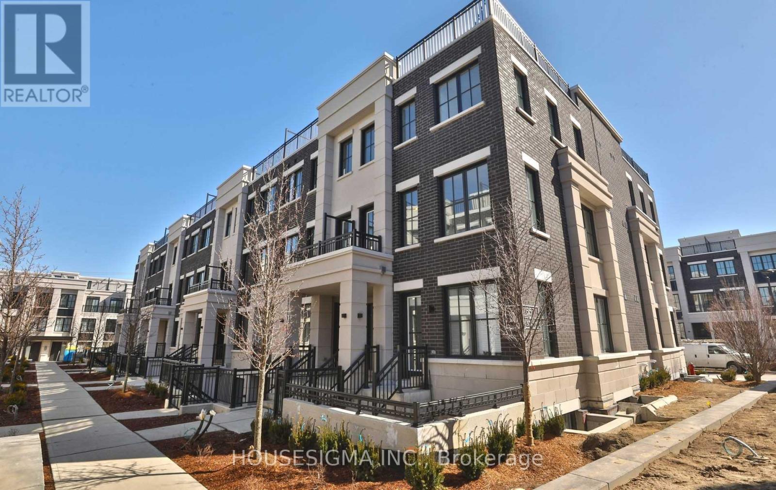 Row / Townhouse for Sale in 502 - 657 CRICKLEWOOD DRIVE|Mississauga (Mineola), Ontario L5G0B8