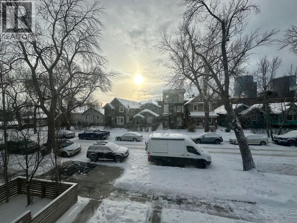 House for Sale in 334 3 Avenue NE|Calgary, Alberta T2E0H4 2