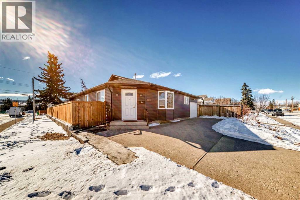 House for Sale in 6403 35 Avenue NW|Calgary, Alberta T3B1S5 2