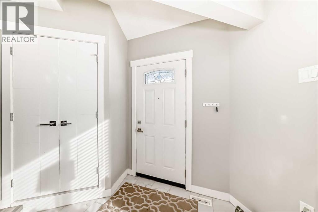 House for Sale in 6403 35 Avenue NW|Calgary, Alberta T3B1S5 3