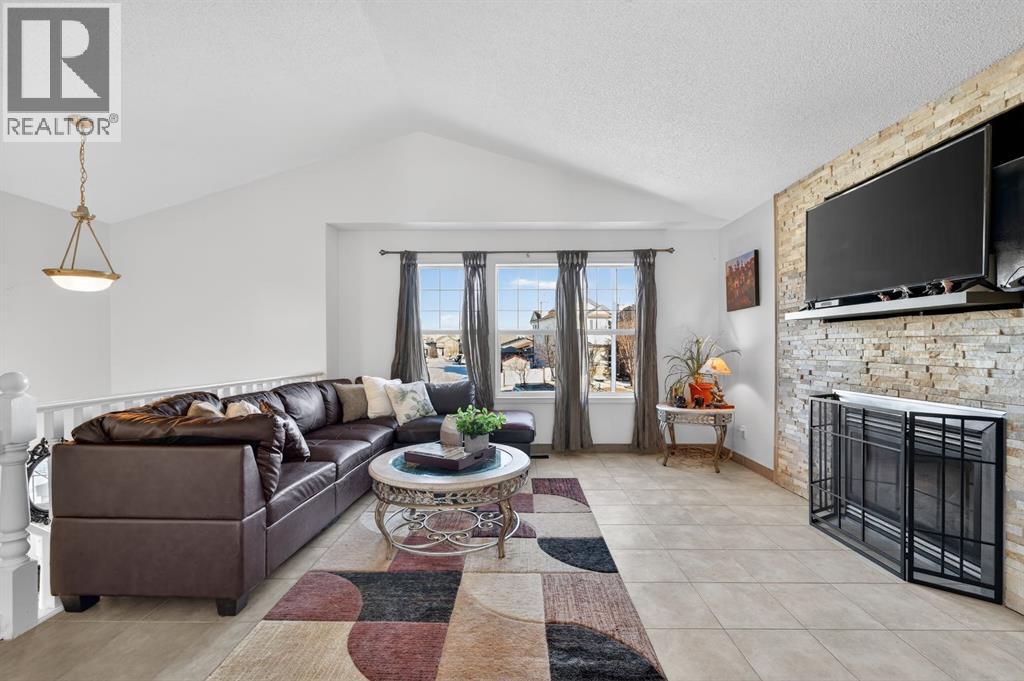 House for Sale in 131 Covepark Place NE|Calgary, Alberta T3K6A1 4