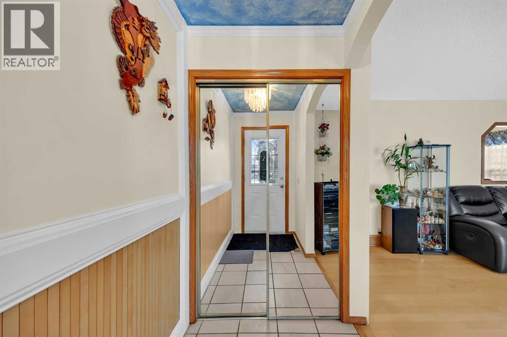 House for Sale in 12 Whitaker Close NE|Calgary, Alberta T1Y5K3 4