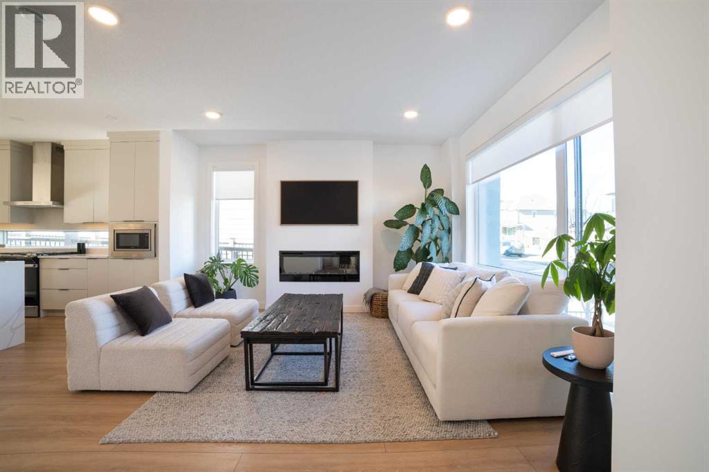 House for Sale in 45 Treeline Avenue SW|Calgary, Alberta T2Y0R7 2