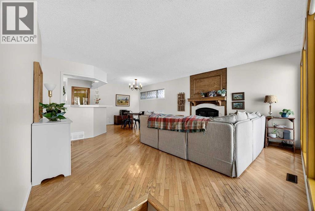 House for Sale in 100 Strathcona Close SW|Calgary, Alberta T3H1L3 5