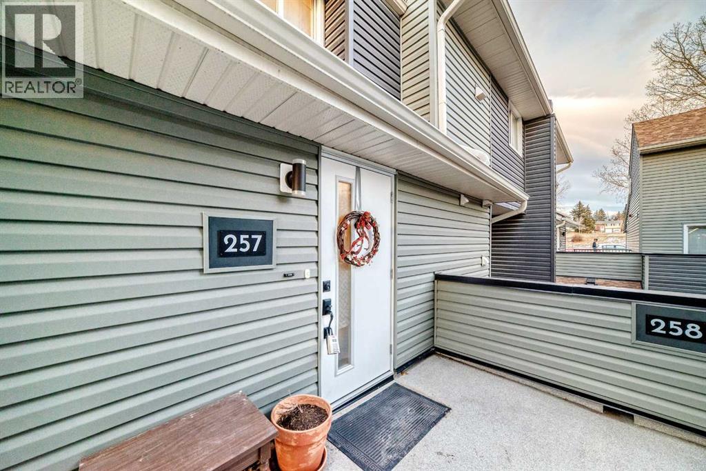 Row / Townhouse for Sale in 257, 66 Glamis Green SW|Calgary, Alberta T3E6V1 4