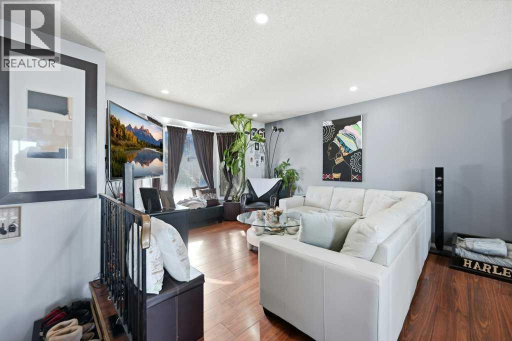 House for Sale in 228 Castleridge Drive NE|Calgary, Alberta T3J1X3 5