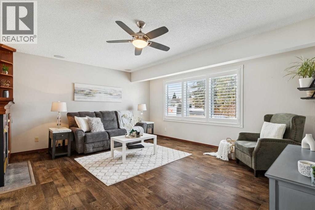 House for Sale in 406 Queensland Place SE|Calgary, Alberta T2J5C9 5