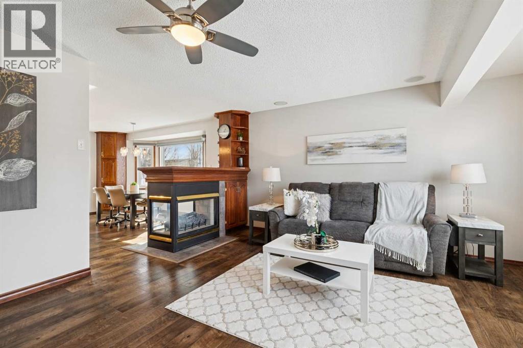 House for Sale in 406 Queensland Place SE|Calgary, Alberta T2J5C9 4