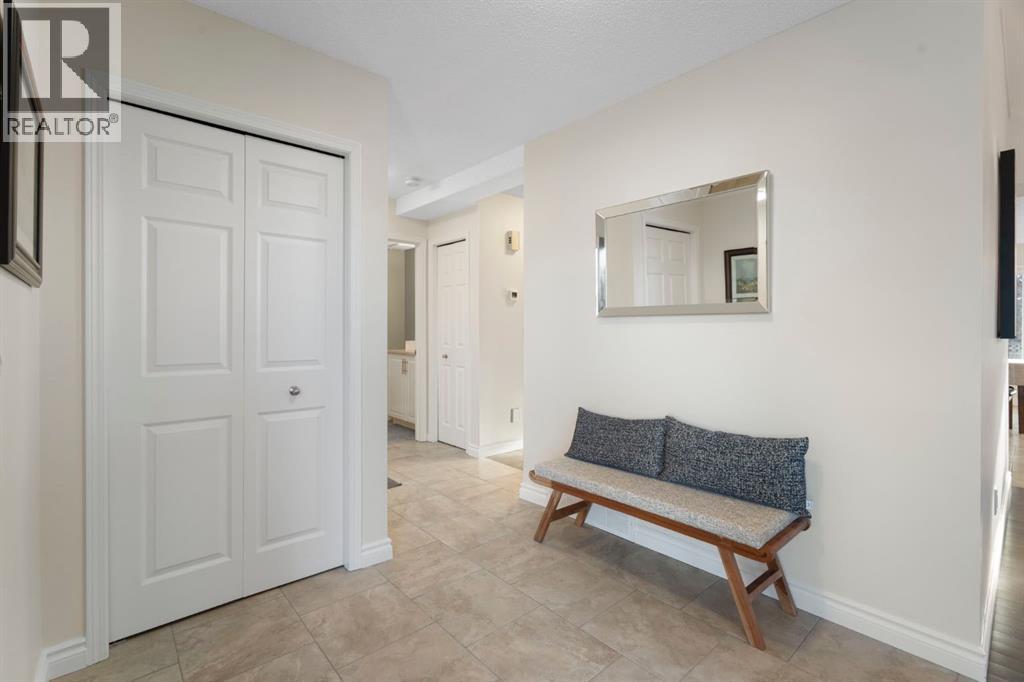 House for Sale in 209 Hawkstone Drive NW|Calgary, Alberta T3G3R1 4