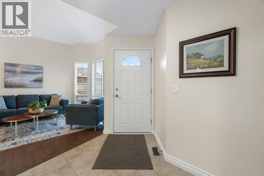 House for Sale in 209 Hawkstone Drive NW|Calgary, Alberta T3G3R1 3