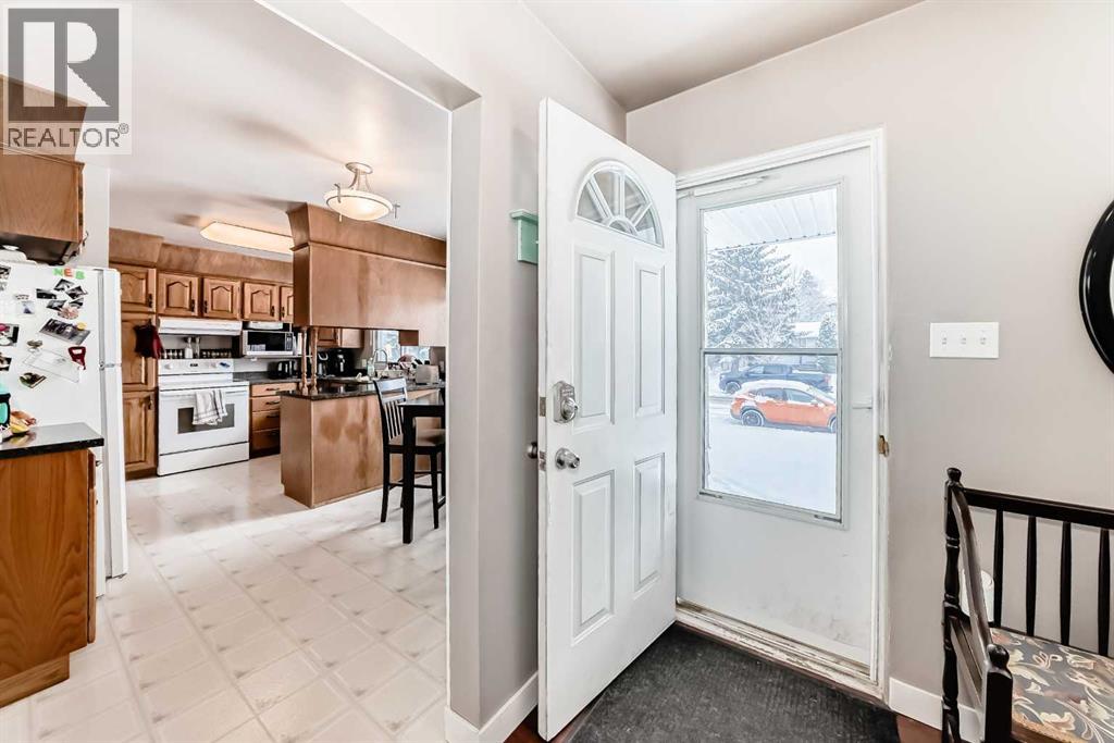 House for Sale in 1228 Rosehill Drive NW|Calgary, Alberta T2K1M1 2