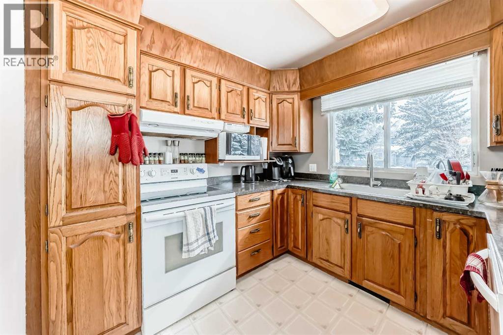 House for Sale in 1228 Rosehill Drive NW|Calgary, Alberta T2K1M1 4