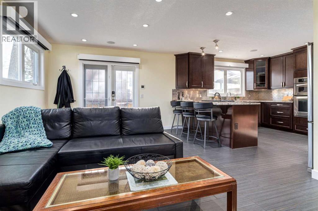 Duplex for Sale in 5001 30 Avenue SW|Calgary, Alberta T3E6P9 4