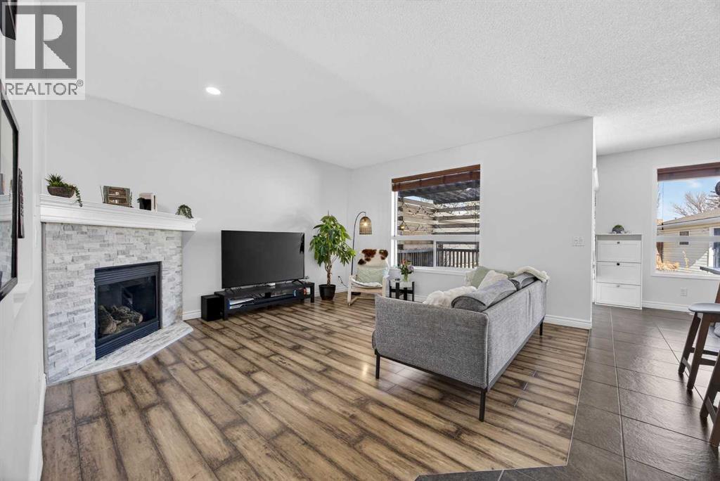 House for Sale in 340 Prestwick Terrace SE|Calgary, Alberta T2Z0H4 2